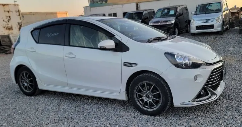 Toyota Aqua G/S 2015 Japan Right-Hand Drive, 1500cc, Pearl White (2)