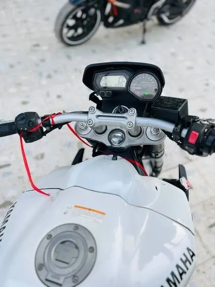 Yamaha FZ1 2012 sportbike, 1000cc (4)