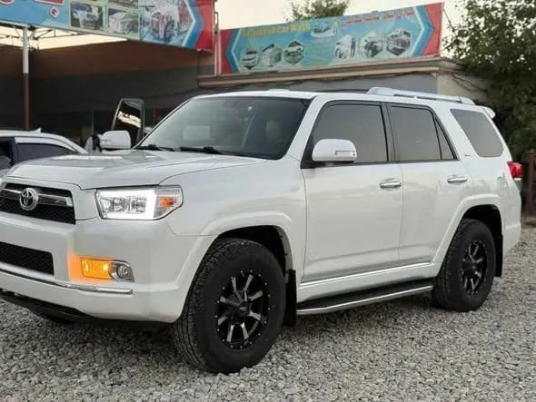 Toyota 4Runner 2012 - Sunroof, Leather Seats, No Accident (1)