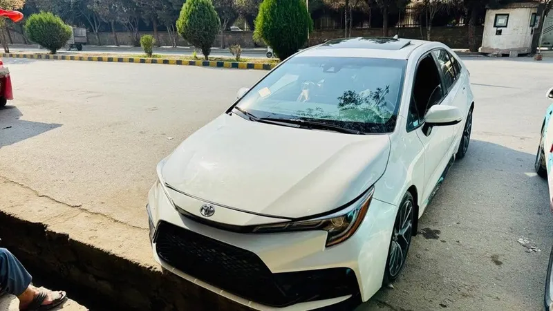 Toyota Corolla SE 2022, White, Low Mileage, Sunroof (4)
