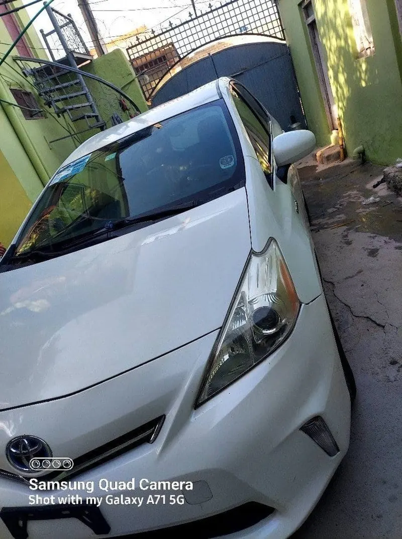 Toyota Prius V 2014 Hybrid - Pearl White (5)