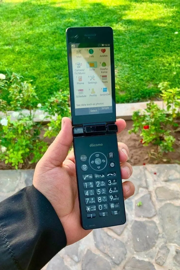 Japanese Sharp AQUOS SH-02L Flip Phone, 8GB Storage, 2GB RAM (2)