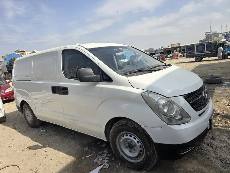Hyundai H1 White Van 2013 (5)