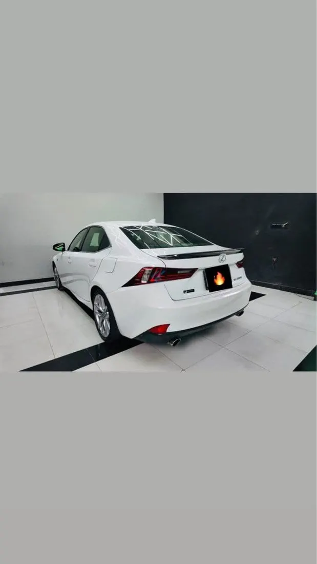 Lexus IS200t 2016 F Sport, Pearl White (4)