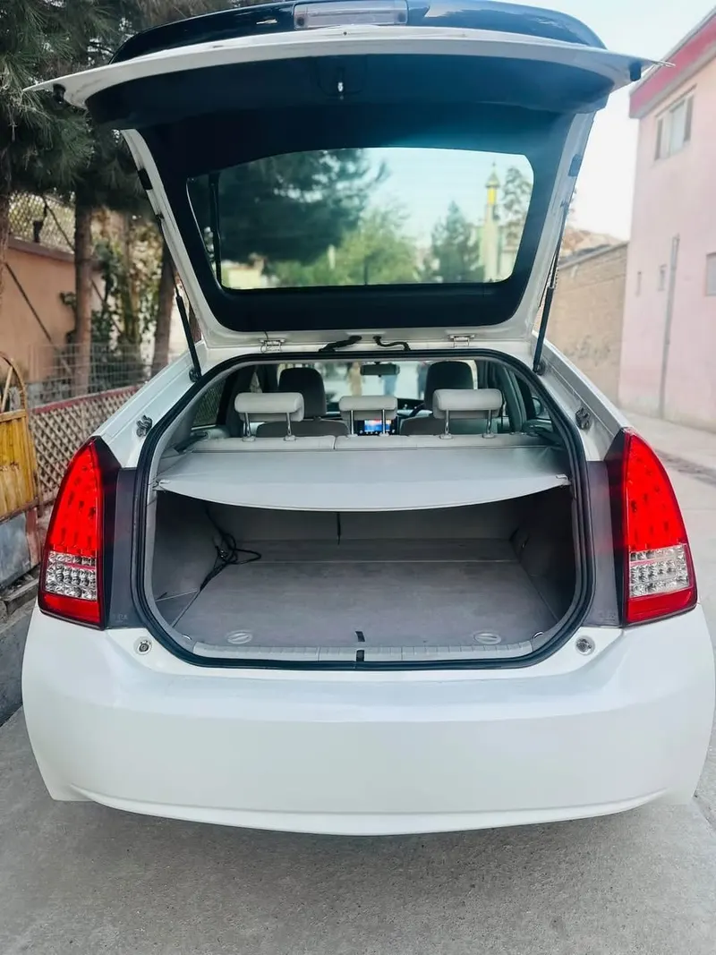 Toyota Prius Japanese 2010 White Pearl (2)