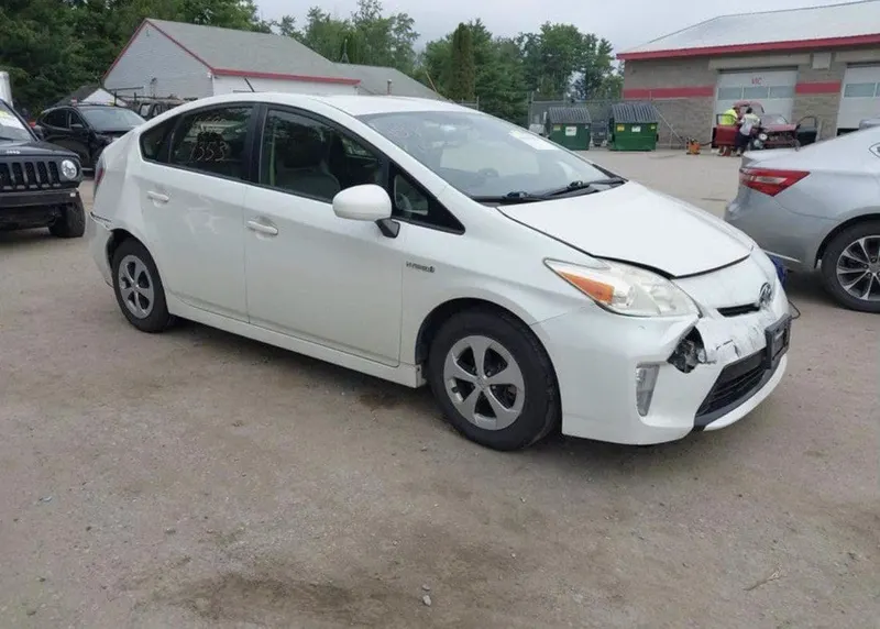 Toyota Prius 2015 - 7850 USD (2)