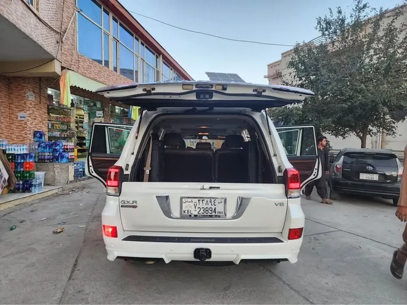 Toyota Land Cruiser GXR i 2011, 8-Cylinder, White (7)