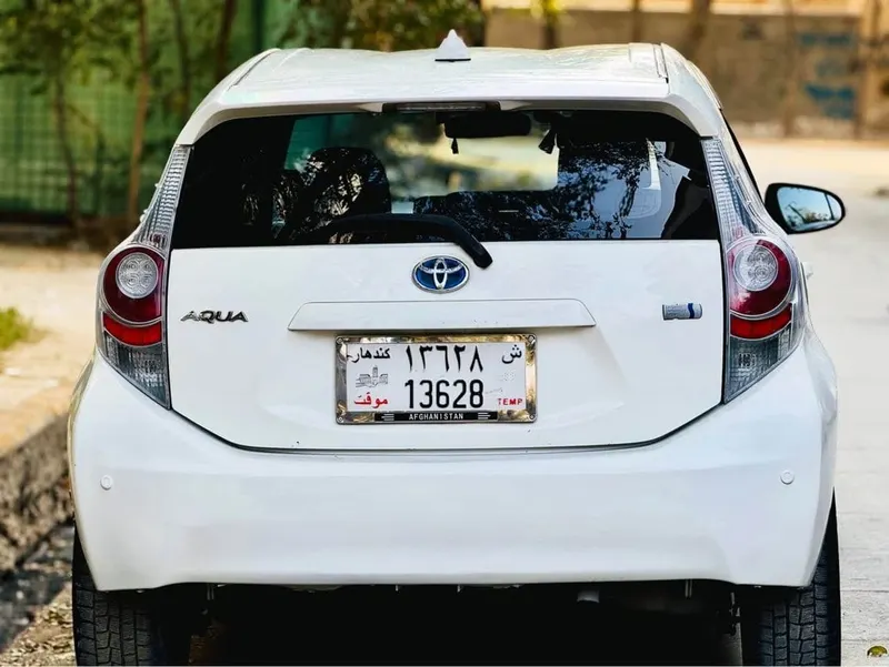 Toyota Aqua Hybrid 2012, White - 4900 USD (5)