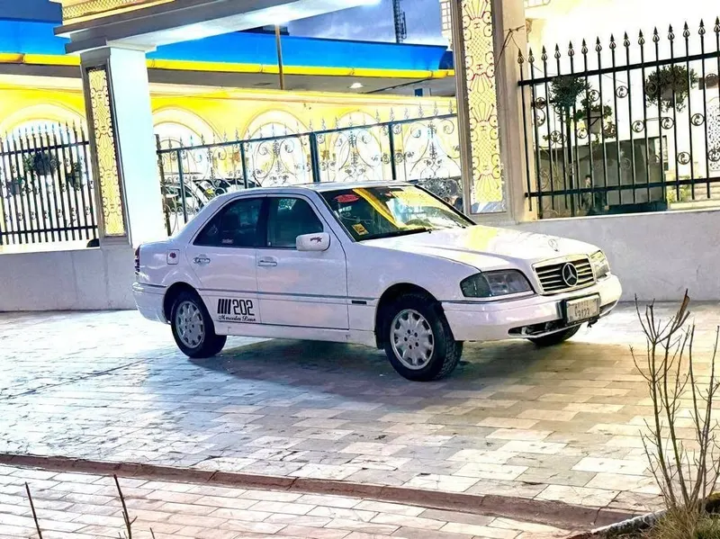 Mercedes-Benz W202 1995 سفید، داخل زرد (3)
