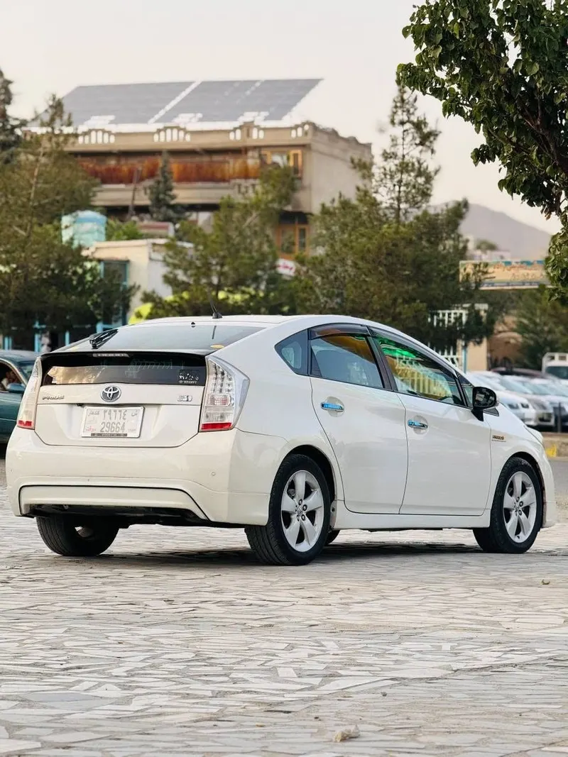 Toyota Prius Hybrid 2012 Full Option, White Pearl, Japan Import (2)