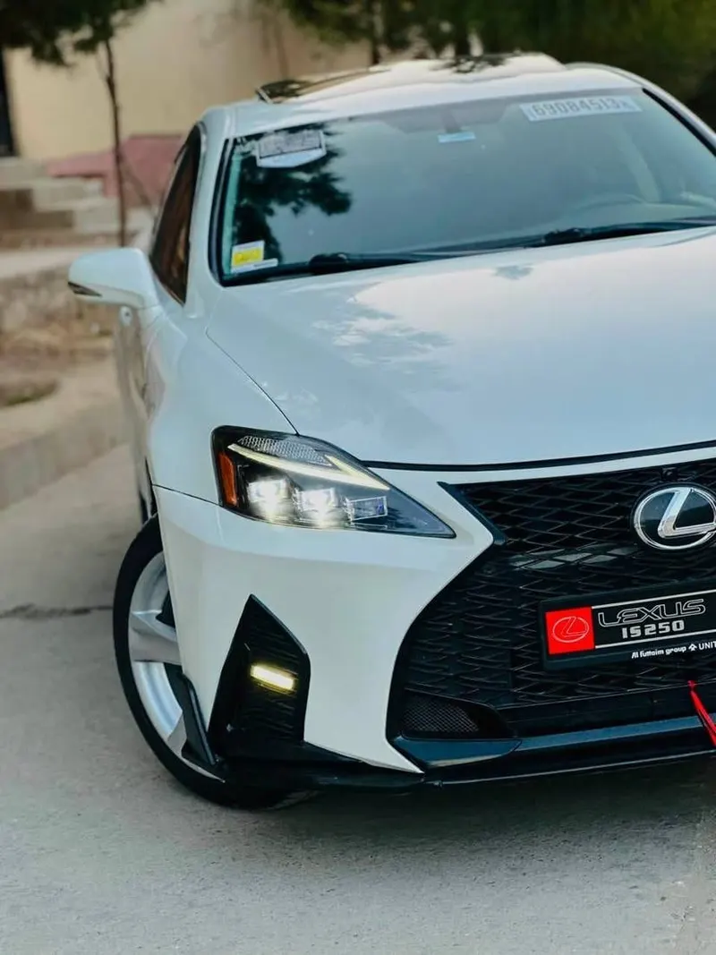 Lexus IS250 2011 Pearl White, 153000 km (2)