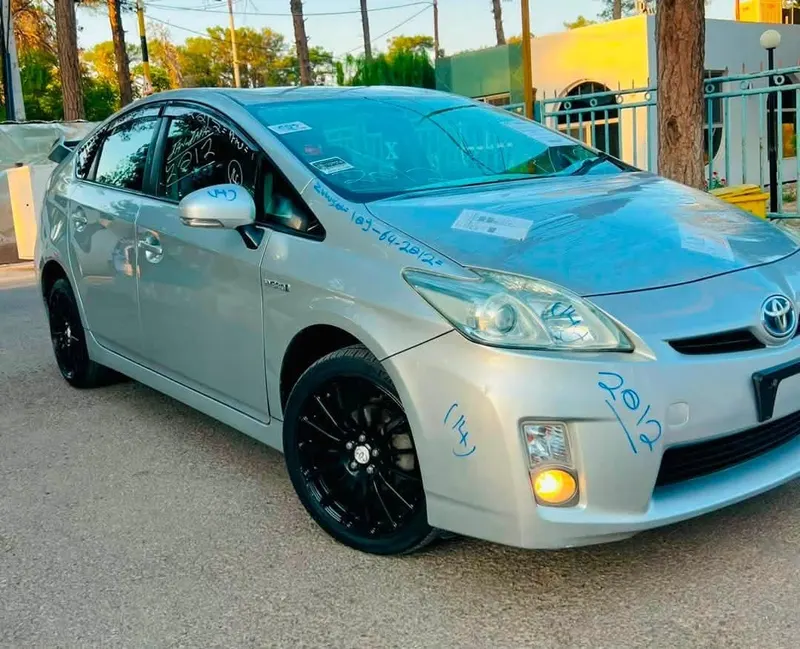 Toyota Prius 2012 Hybrid, Full Options, Silver (2)