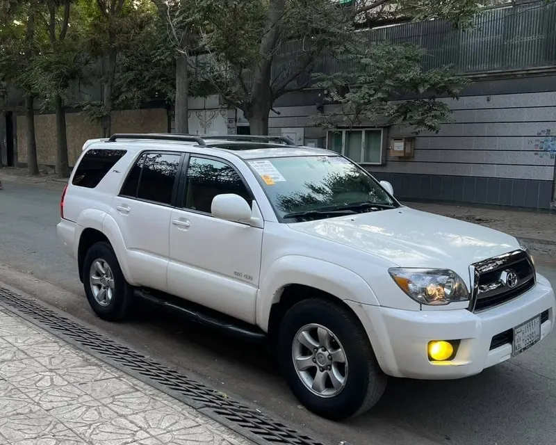 Toyota 4Runner 2004 SR5 White, 6-Cylinder Petrol (2)