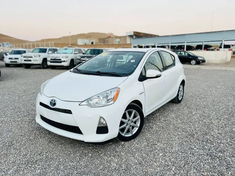 Toyota Aqua Hybrid 2013 White (1)