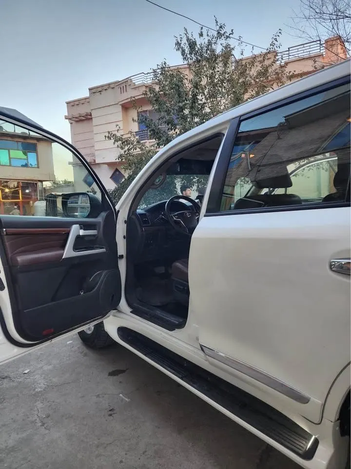 Toyota Land Cruiser GXR i 2011, 2021 Shape (5)