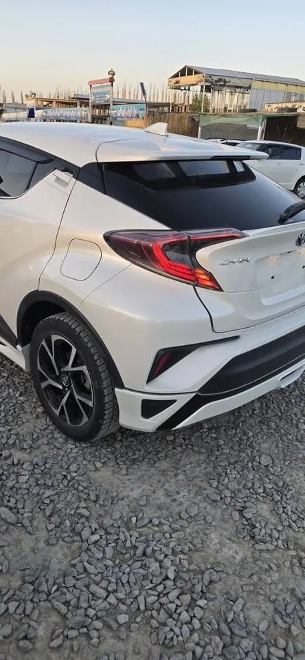 Toyota C-HR Hybrid 2017, Right-Hand Drive, 4-Cylinder, White (5)