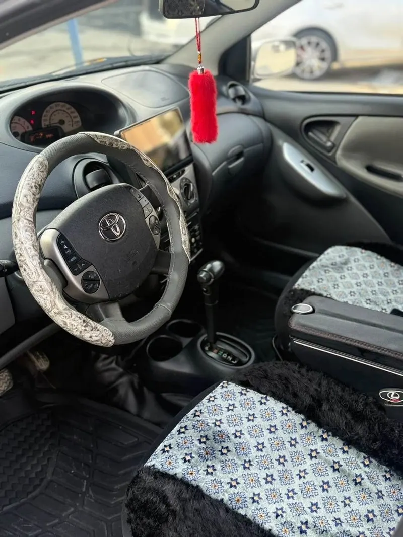 Toyota Vitz 2004, Silver, Automatic (4)