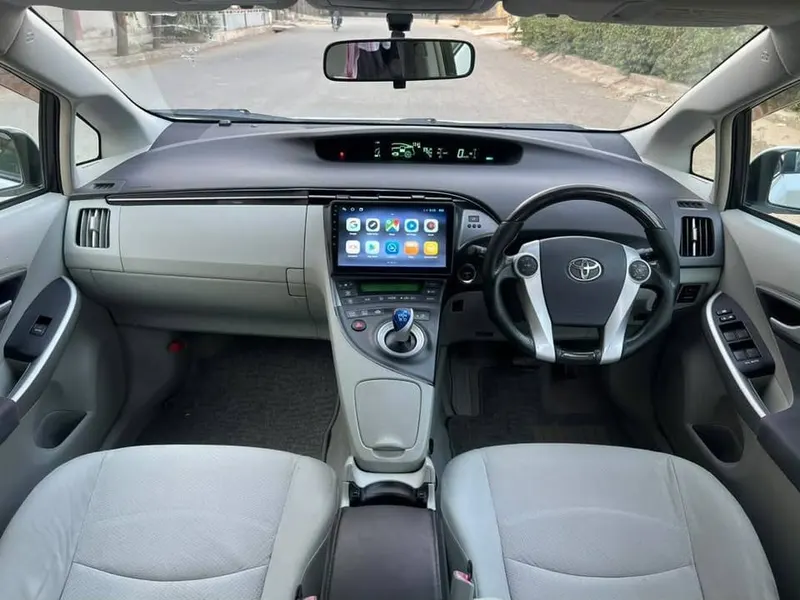 Toyota Prius Alpha 2012 (6)