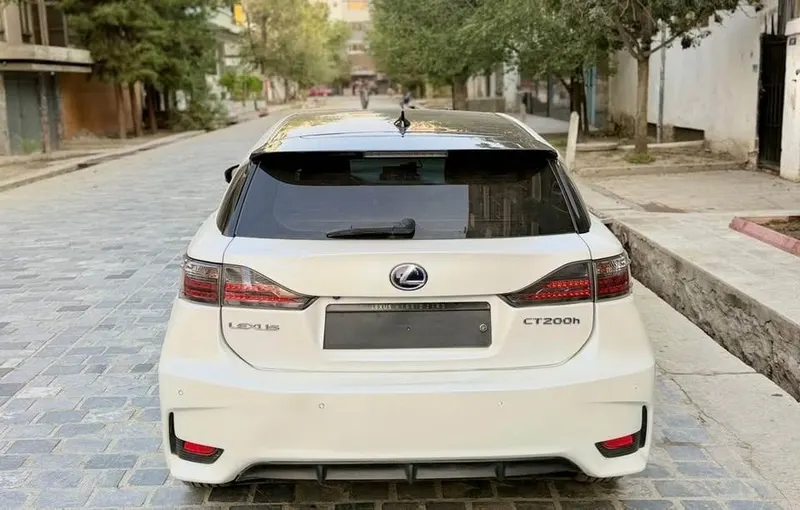 Lexus CT200 2015, pearl white, 84000 km (3)