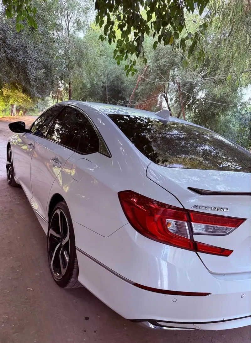 Hybrid Car 2019 Four-Cylinder White Full Option (4)