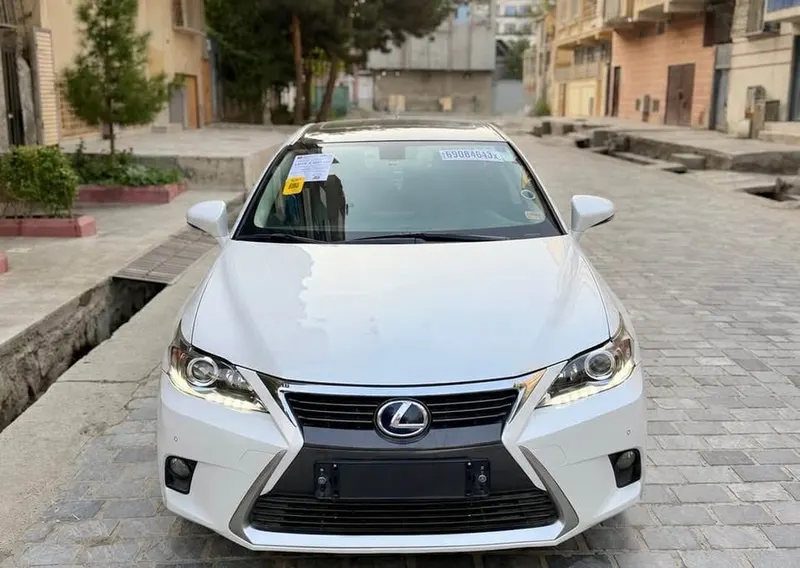 Lexus CT200 2015, pearl white, 84000 km (1)