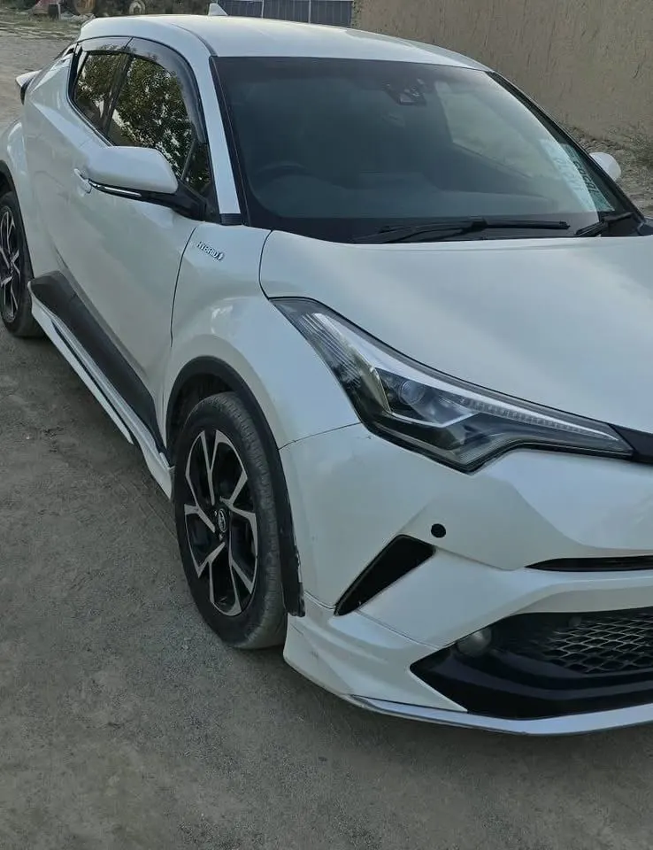Toyota C-HR Hybrid 2017, Right-Hand Drive, 4-Cylinder, White (8)