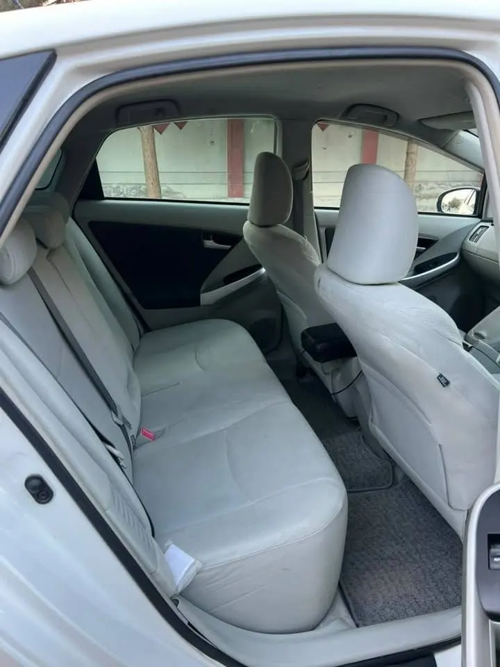 Toyota Prius Alpha 2012 (7)