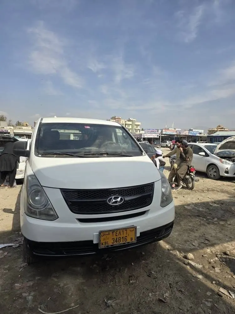 Hyundai H1 minibus 2013, white, 4-cylinder petrol (1)