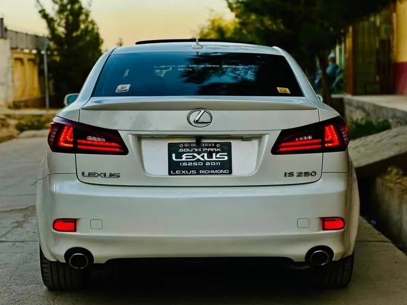 Lexus IS250 2011 Pearl White, 153000 km (3)