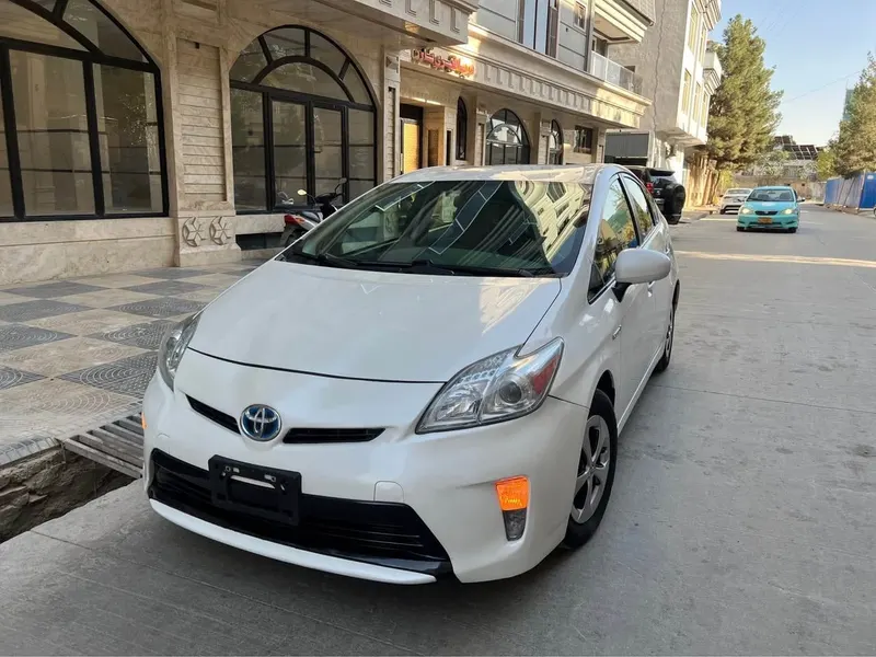 Toyota Prius 2013, Pearl White - Urgent Sale (2)