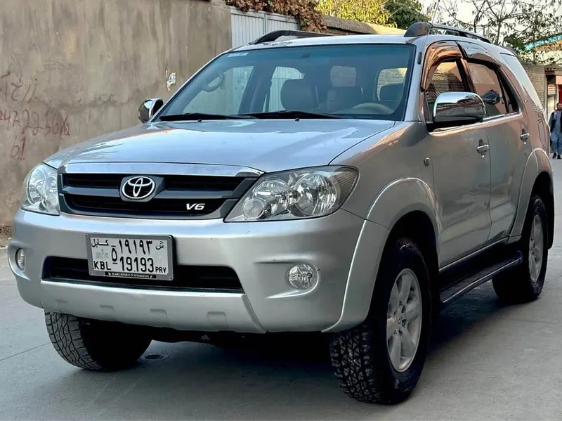 Toyota Fortuner SR5 2006, Silver, Automatic, 6-Cylinder (3)