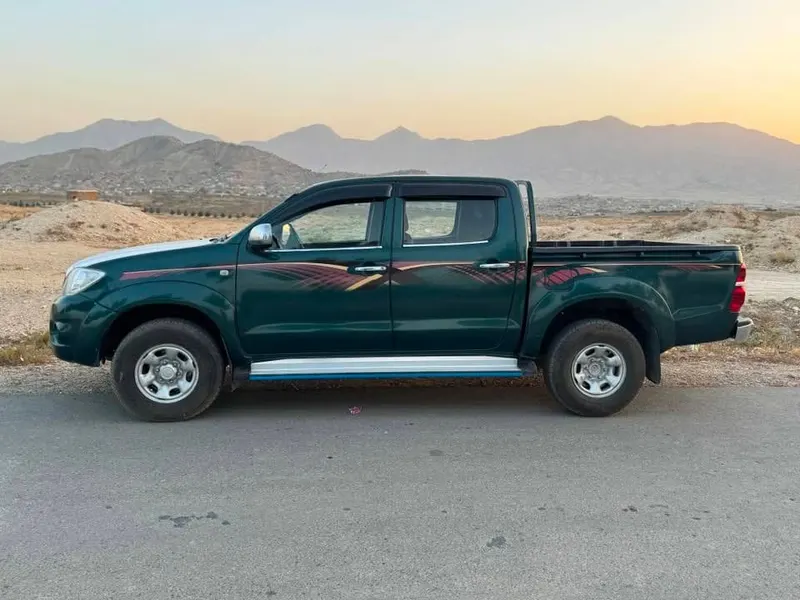 Toyota Hilux 2006 Petrol (2)