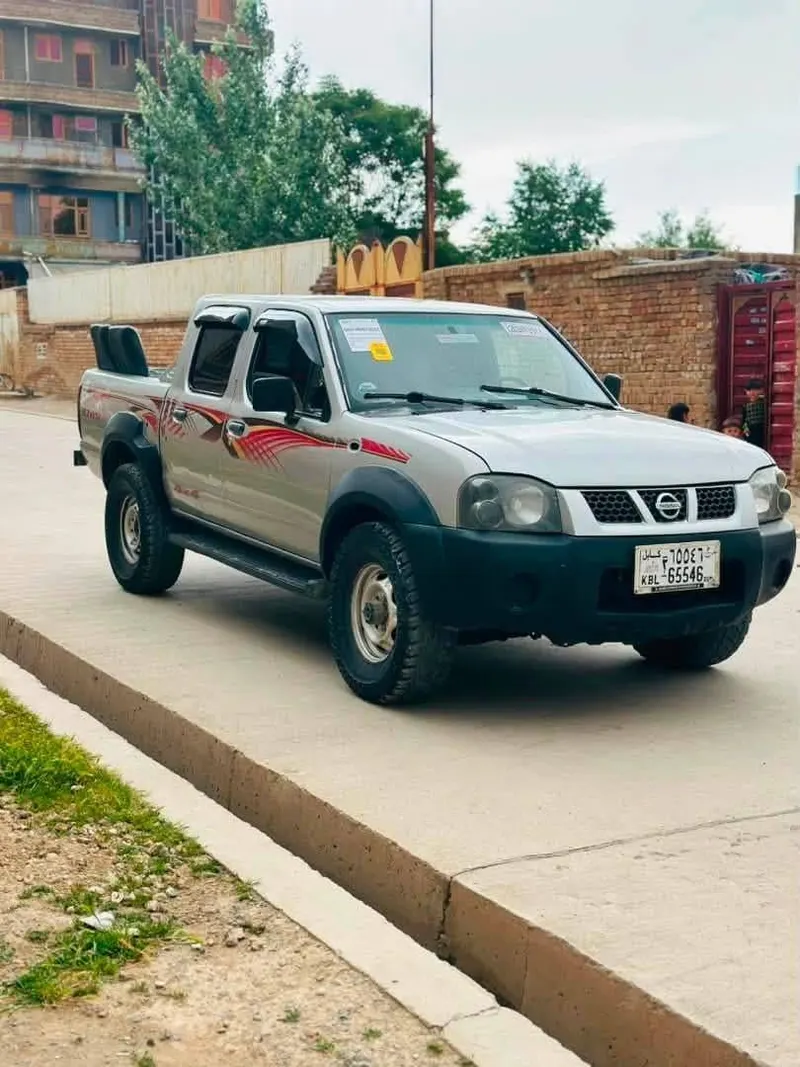 Nissan Pickup 2005 diesel, clean documents (1)