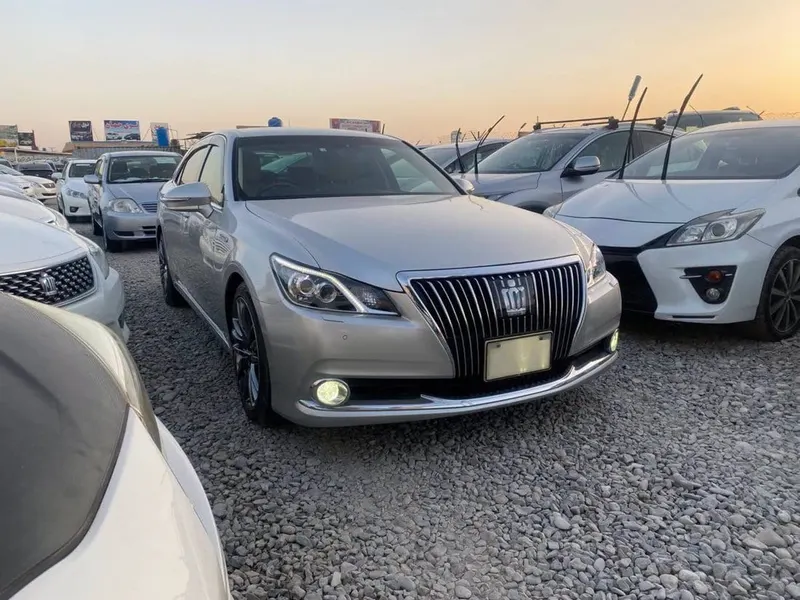 Toyota Crown Majesta Hybrid 2016, 3500 cc, Silver, Right-Hand Drive (1)