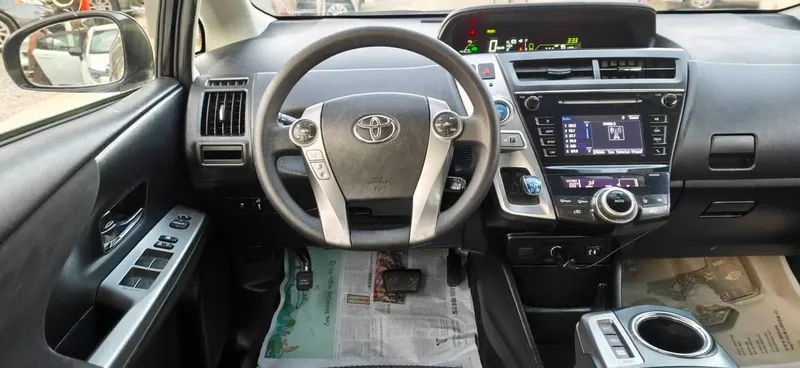 Toyota Prius V 2015 Hybrid, 66,000 km (4)