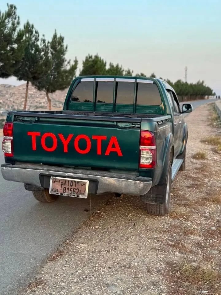 Toyota Hilux 2006 Petrol (4)