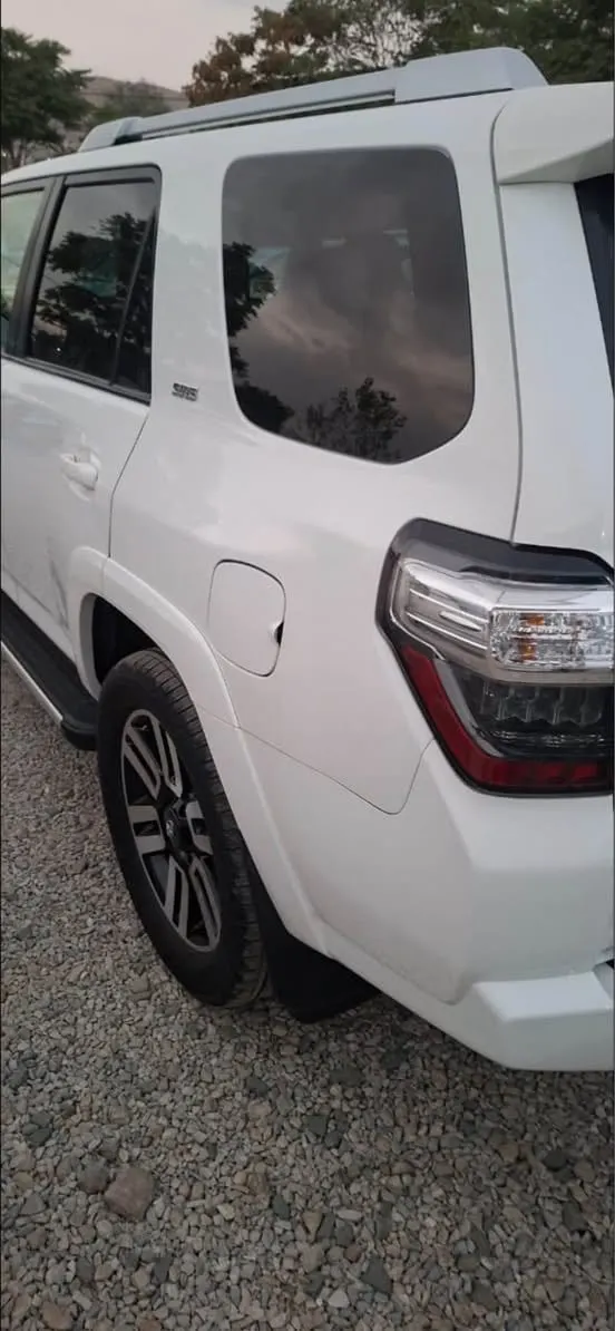 Toyota 4Runner 2015 SR5 Full Option, Sunroof, Leather Seats (3)