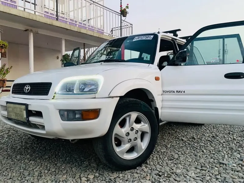 Toyota RAV4 1997 White, Urgent Sale (5)