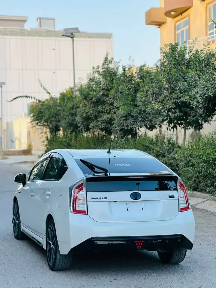 Toyota Prius Alpha 2012 (3)