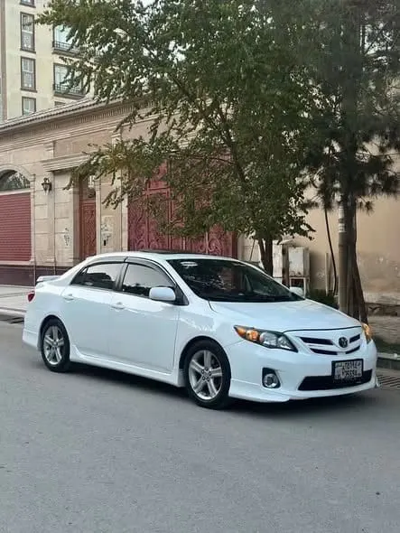 Toyota Corolla 2013 White Canadian S-Class (4)