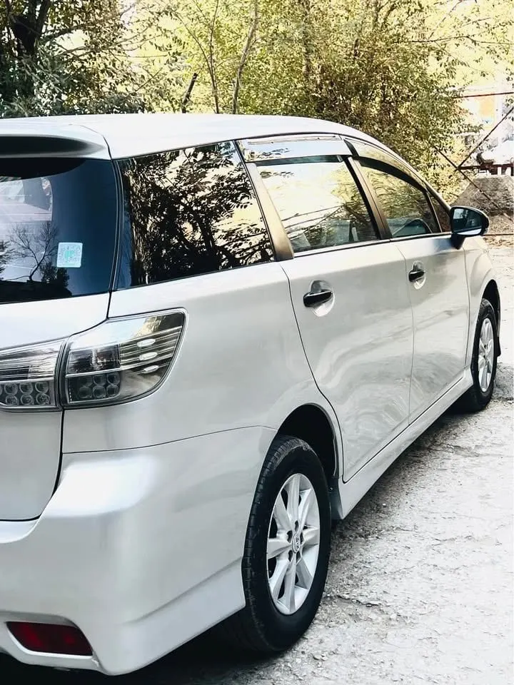 Toyota Wish 2012 Silver, Automatic, 4-Cylinder, Accident-Free (3)