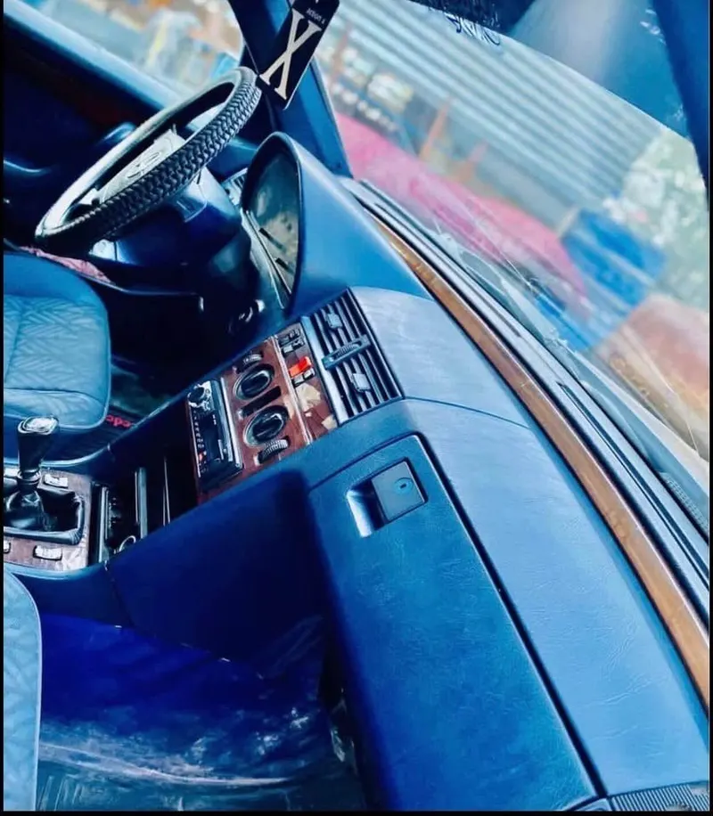 Mercedes-Benz 1995 blue sedan Kabul (3)