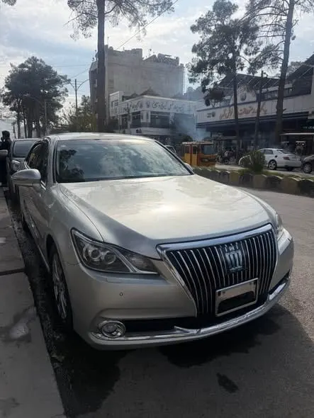 Toyota Crown Majesta, Full Option, 6-Cylinder, 38,000 km (1)