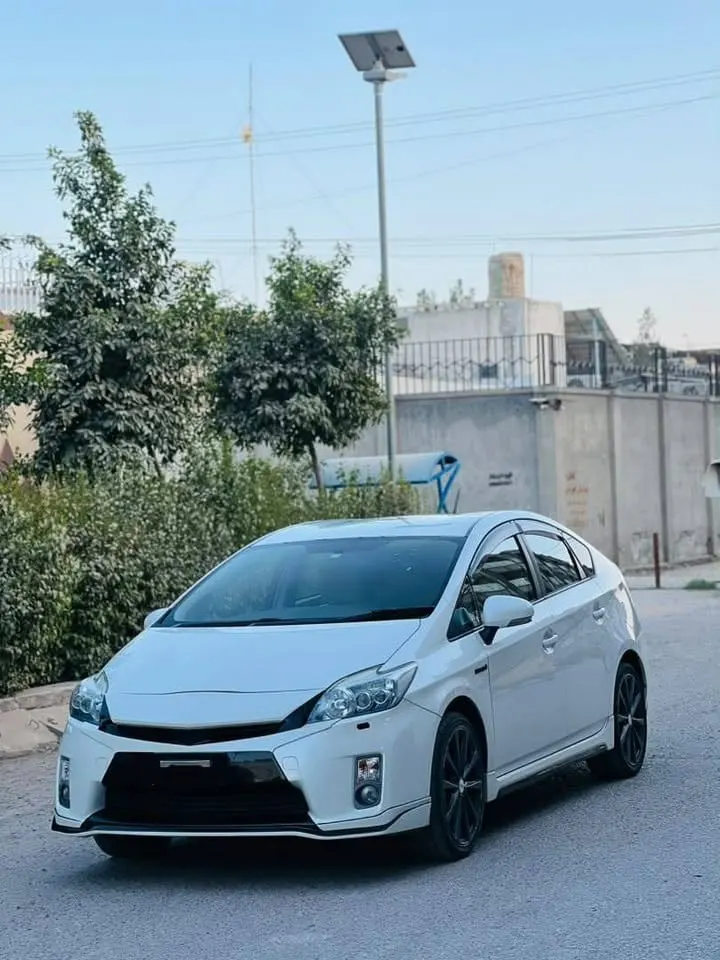 Toyota Prius Alpha 2012 (2)