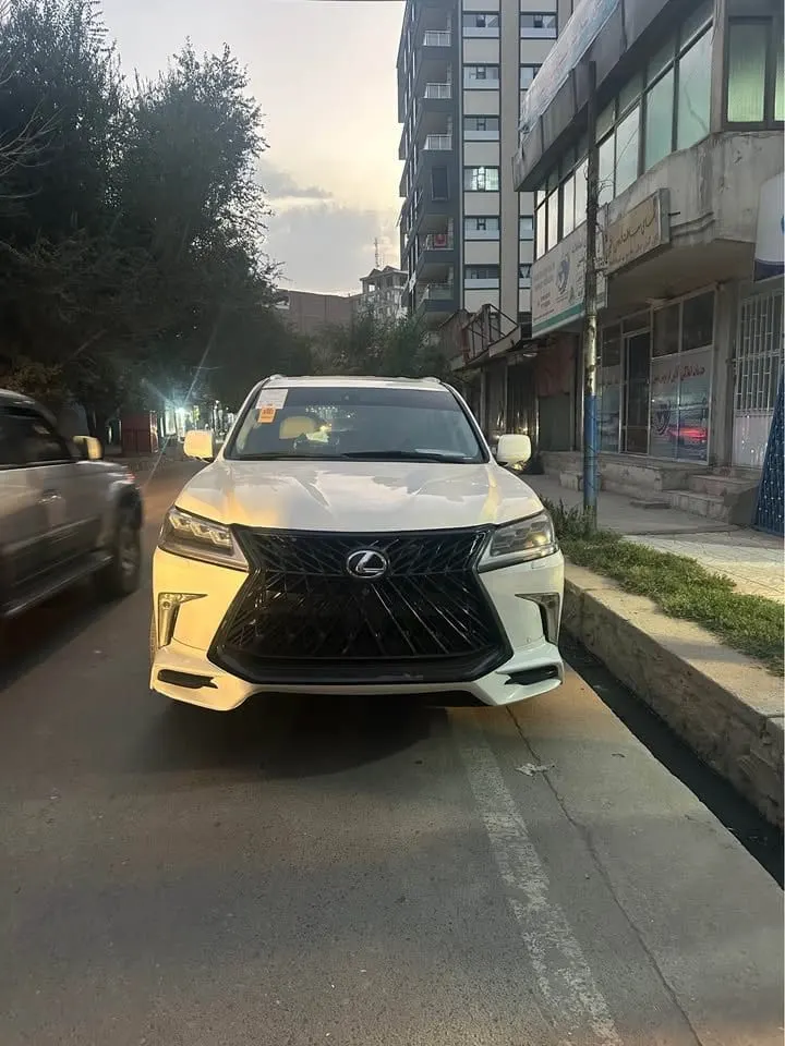 Lexus LX 570 2009 American White, 8-Cylinder (1)