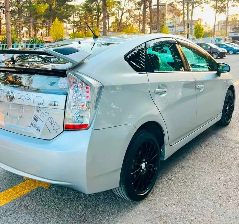 Toyota Prius 2012 Hybrid, Full Options, Silver (3)