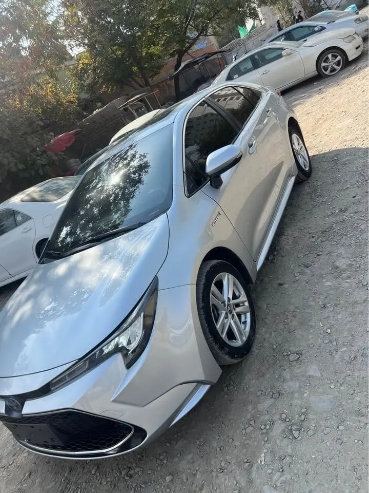 Toyota Corolla 2021 Hybrid, Silver, Sunroof, Accident-free (2)