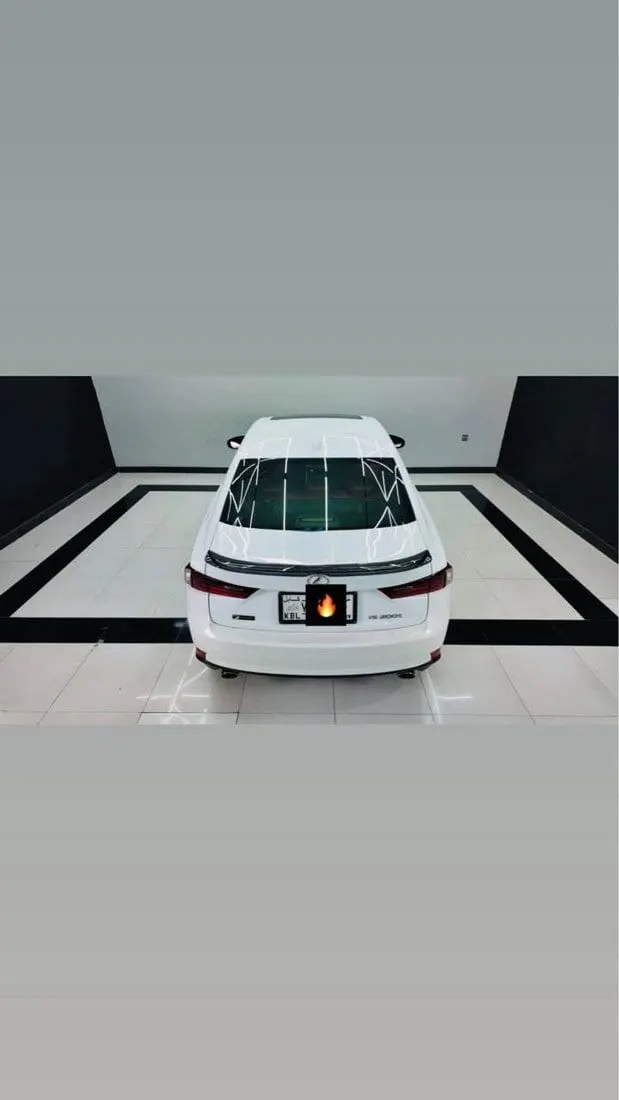 Lexus IS200t 2016 F Sport, Pearl White (2)
