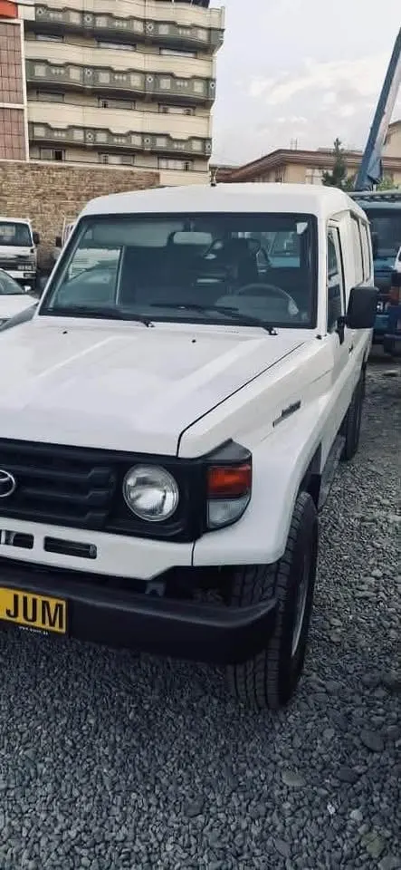 Toyota Land Cruiser Hard Top 2002 Diesel White (3)