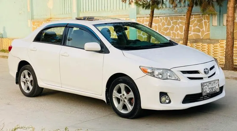 Toyota Corolla 2011 Canadian, full option, sunroof (4)